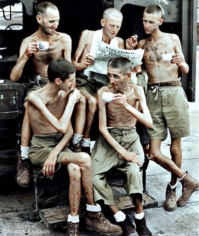 11. Австралийские солдаты после освобождения из японского плена в Сингапуре, 1945 год