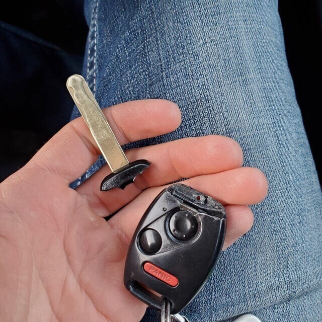 Я приехал в сервис за своей машиной, и мне выдали сломанный ключ