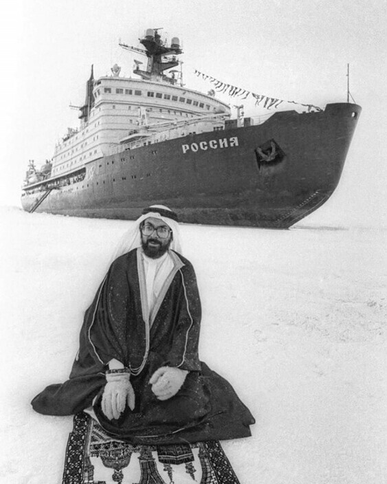 Турист из Саудовской Аравии молится на Северном полюсе на фоне советского атомного ледокола. 1990 год