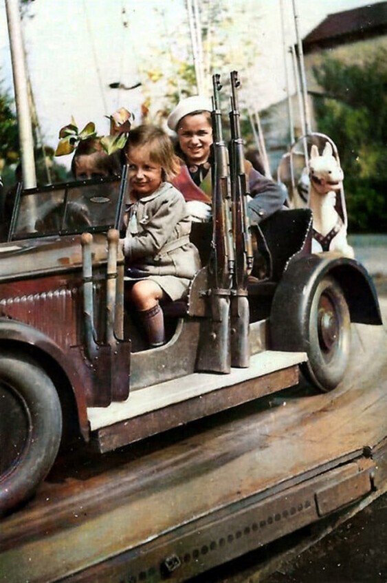 Детская карусель в парке. Берлин, 1938 год