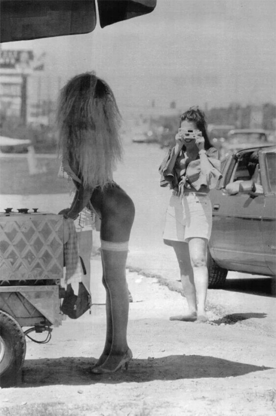 Девушка в стрингах рекламируют точку по продаже "хот-догов". Флорида, 1990-е