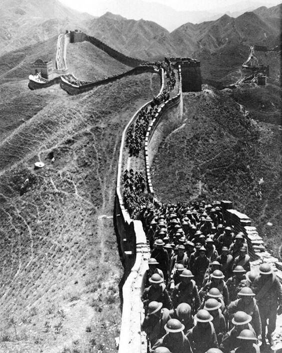 Китайская пехота марширует по Великой стене неподалеку от Пекина. Вторая японо-китайская война. Октябрь 1938 года