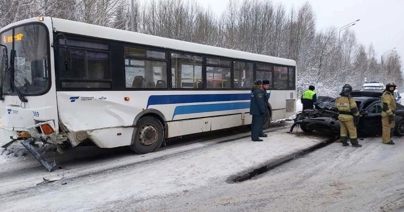 Авария дня. В Тобольске легковушка лоб в лоб столкнулась с рейсовым автобусом