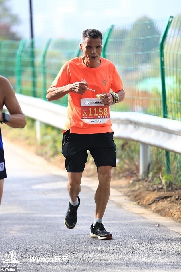 Китаец пробежал марафон за три с половиной часа с сигаретой в зубах
