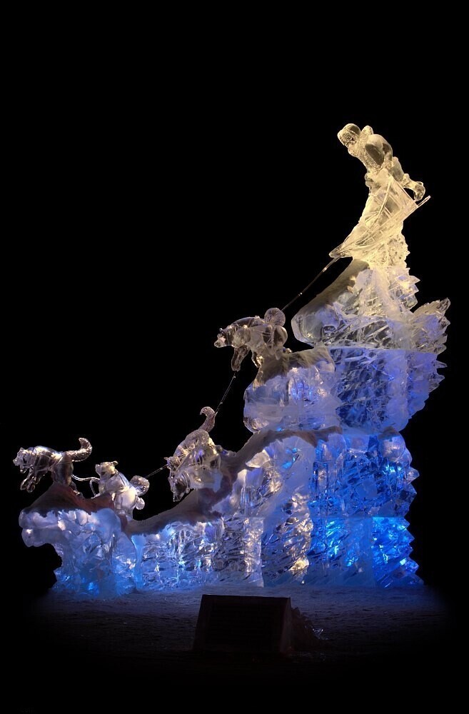 Эта скульптура сделана из 20 тонн льда, и её высота - почти 7 метров