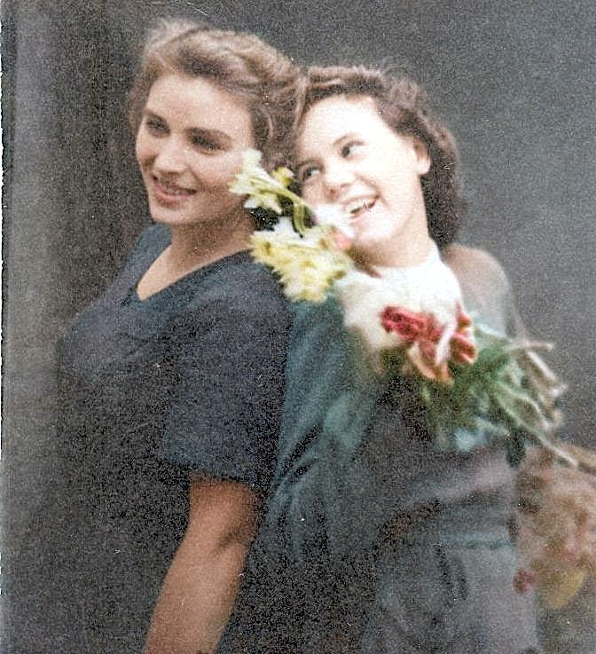 Рудольская Валентина Филипповна ( слева ) 1948 г.