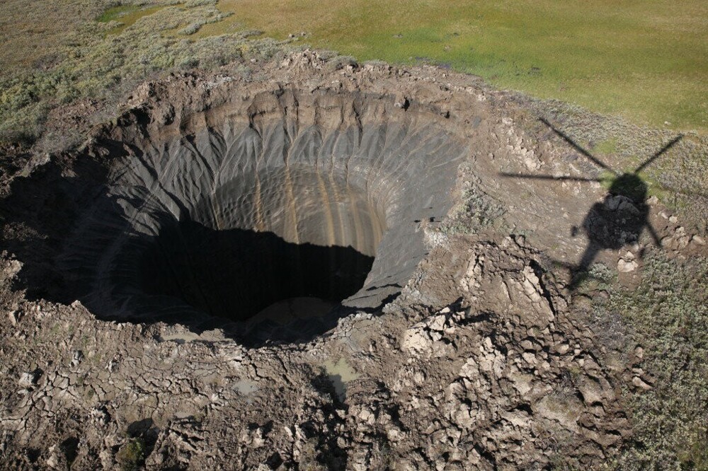 Карстовая воронка на Ямале. ЯНАО Ямальский кратер воронка. Термокарстовая воронка на Ямале. Газовая воронка на Ямале.