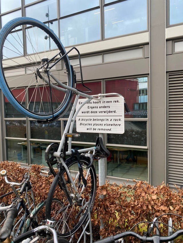 В Нидерландах почти все перемещаются на велосипедах, поэтому мест для парковки мало, самые изобретательные находят новые способы