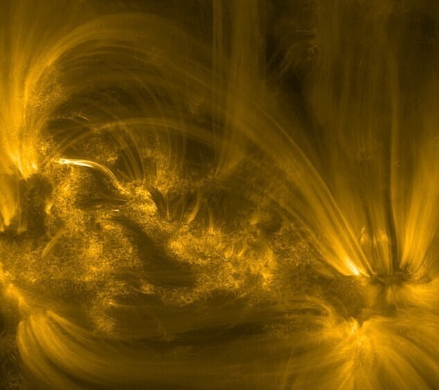 Космический аппарат запечатлел "холодного змея" на Солнце