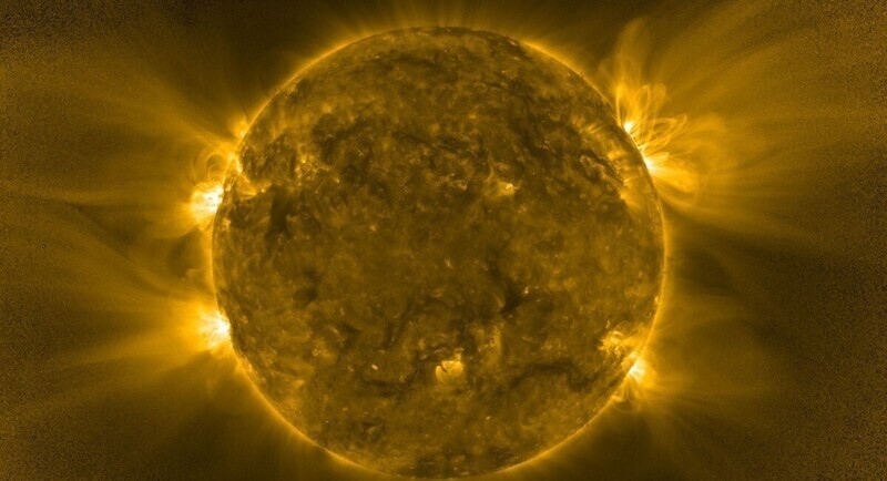 Космический аппарат запечатлел "холодного змея" на Солнце
