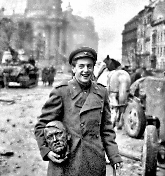 Берлин, советский солдат, Победа, Гитлер уже часть истории, 1945 год