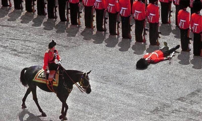 Гвардеец, лившийся чувств во время церемонии празднования дня рождения английской королевы