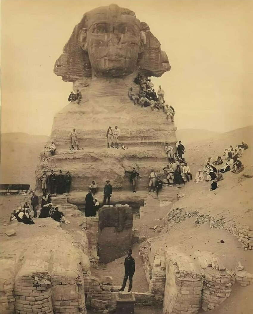 Туристы, облепившие Сфинкса для памятного фото, 1850-е гг.