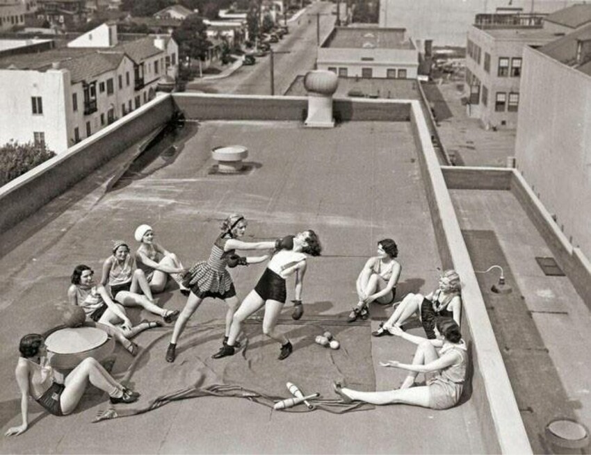 Группа девушек занимается кикбоксингом на крыше многоэтажки, 30-е годы