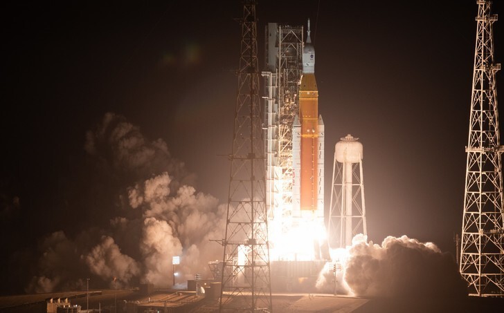 Сверхтяжелая ракета SLS отправила к Луне космический корабль «Орион»