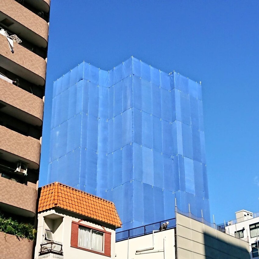 Облицовка здания совпадает в цветом неба
