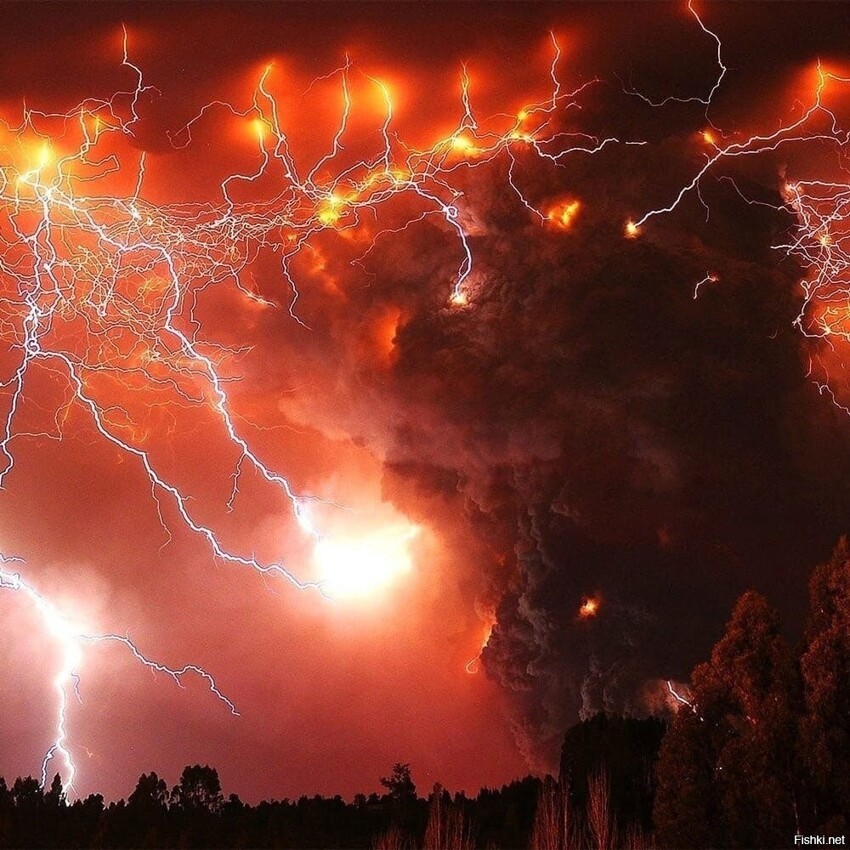 Световой шторм, вызванный извержением вулкана