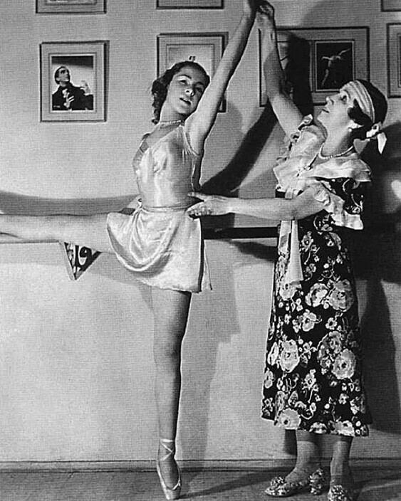 Балерина Матильда Кшесинская с ученицей в своей балетной школе, Париж, Франция, 1929 год