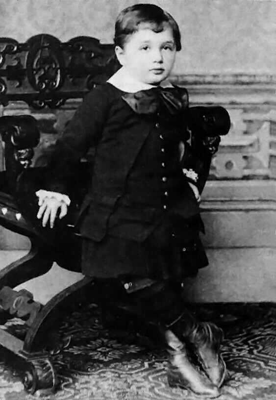 Эйнштейн в трёхлетнем возрасте, 1882 год