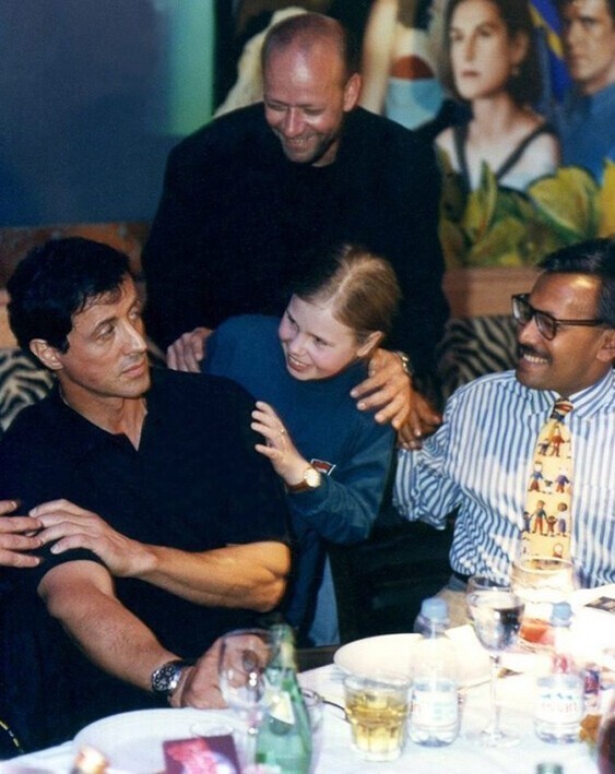 Сильвестр Сталлоне с юной поклонницей в ресторане «Planet Hollywood», Москва, 1997 год