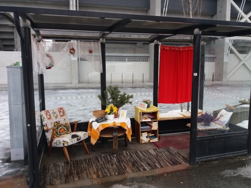 Автобусная остановка в Норвегии может выглядеть как уютная библиотека
