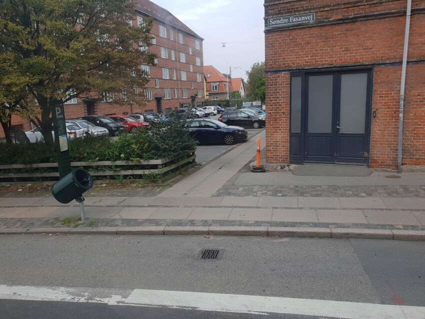 В Копенгагене мусорные баки часто ставят под углом, чтобы велосипедистам было легче вывозить мусор