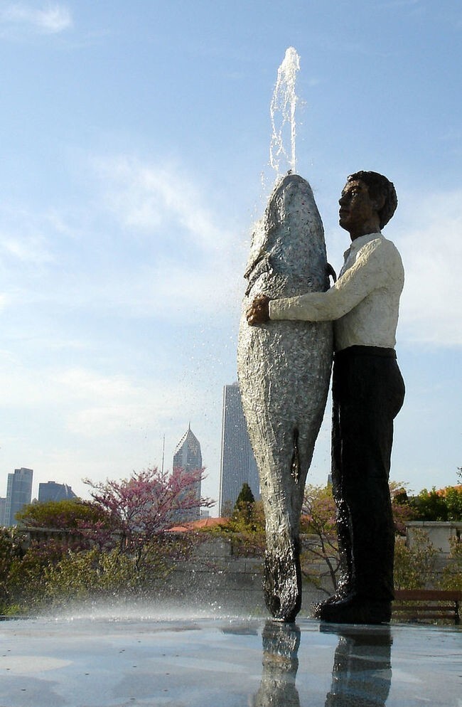 5. Чикаго: "Мужчина с фонтаном-рыбой"