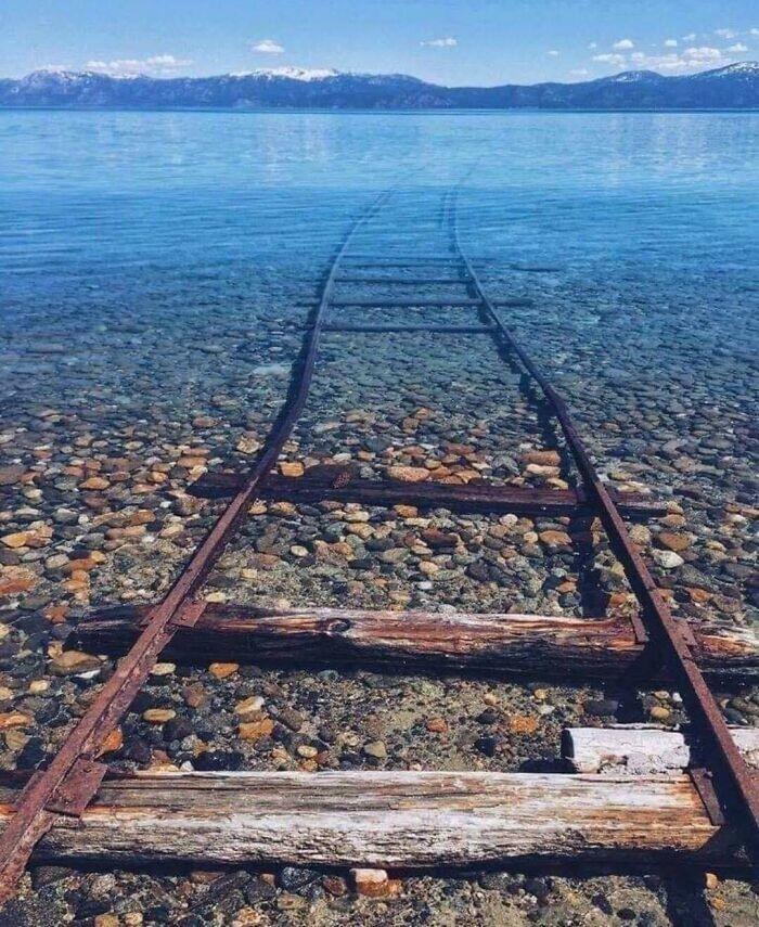 13. Железнодорожные пути, исчезающие в озере Тахо, Калифорния