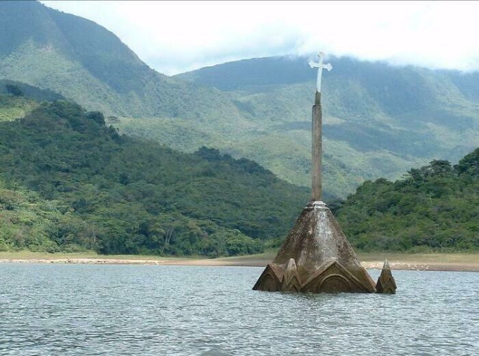 26. Единственное, что осталось над водой от венесуэльского города Потоси, — это вершина церковной колокольни