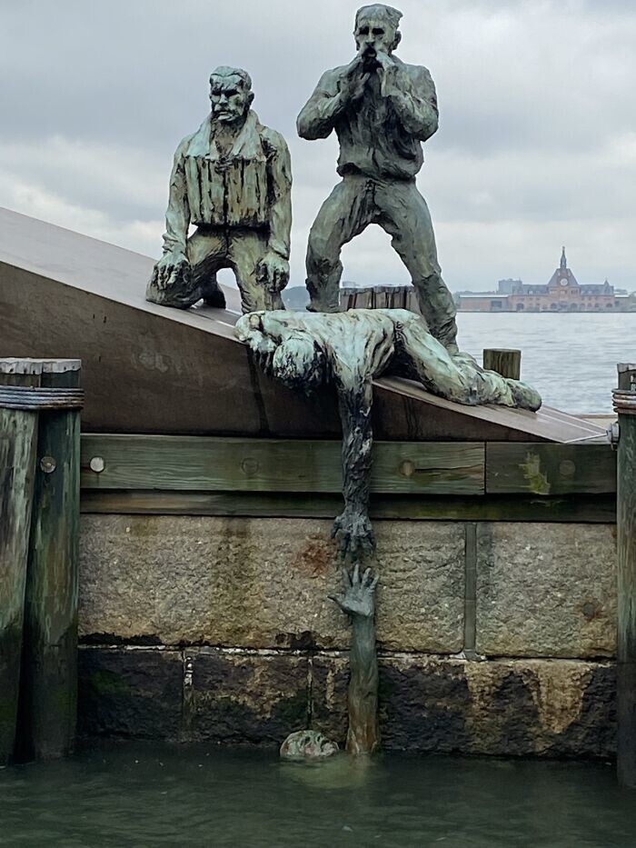 1. Памятник американским морякам торгового флота в Нью-Йорке