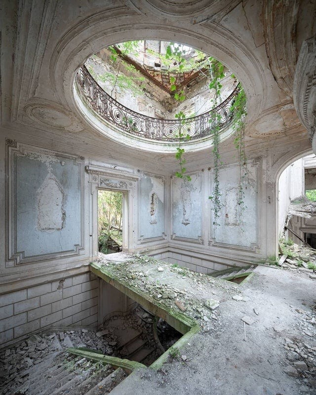 19 фотографий заброшенных зданий, обладающих пугающей привлекательностью