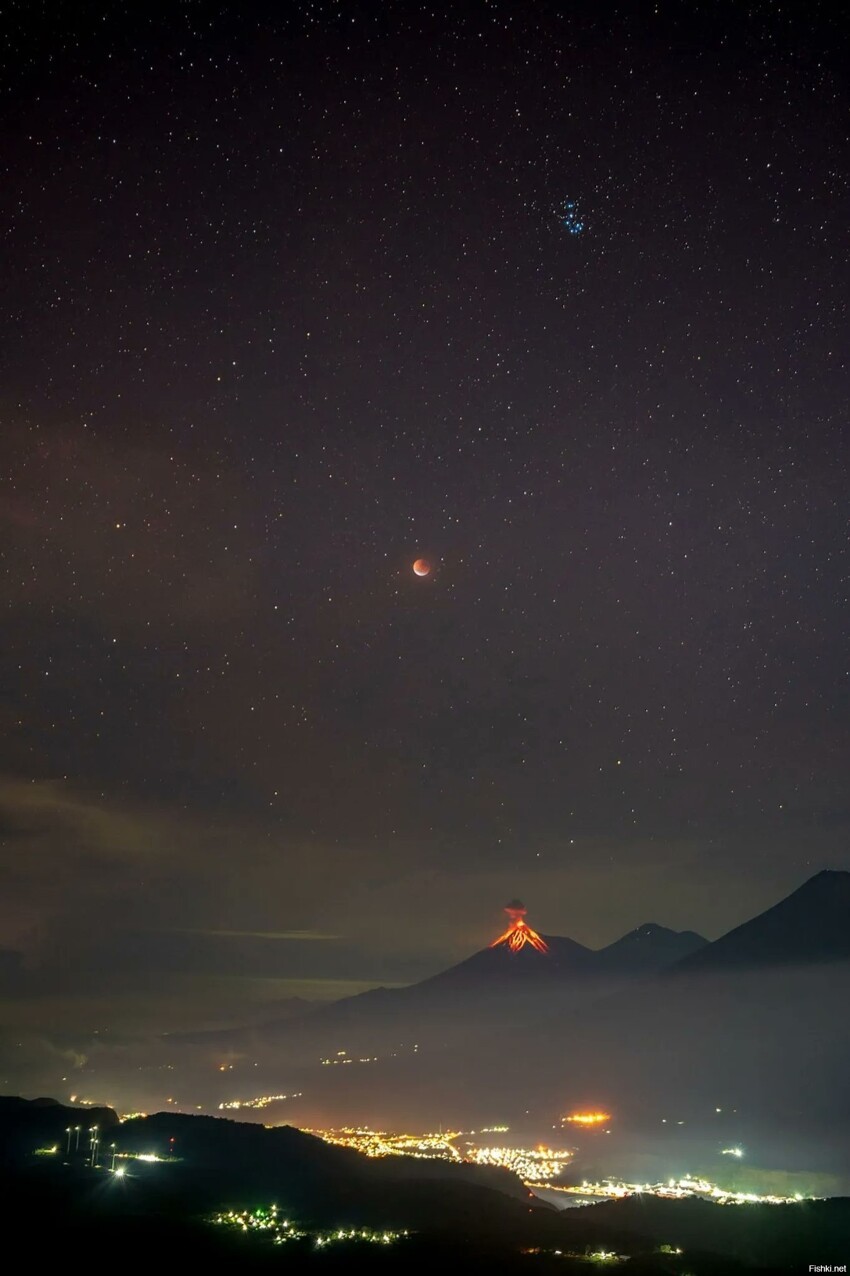 Лунное затмение и извергающийся стратовулкан Фуэго