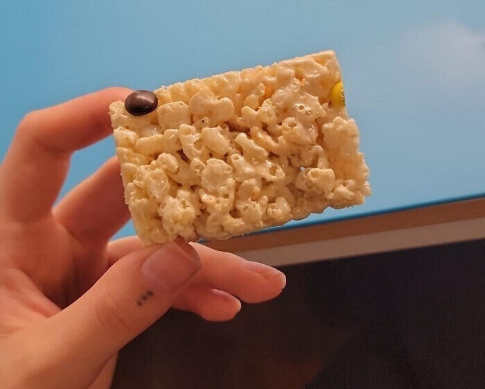 8. "Я доплатила за лакомство M&M Rice Krispy, а вместо этого получила оскорбление"