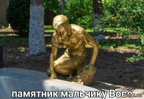 У фонтана, вблизи Рыбницкого ОВД, установлена статуя мальчика, который собрал...