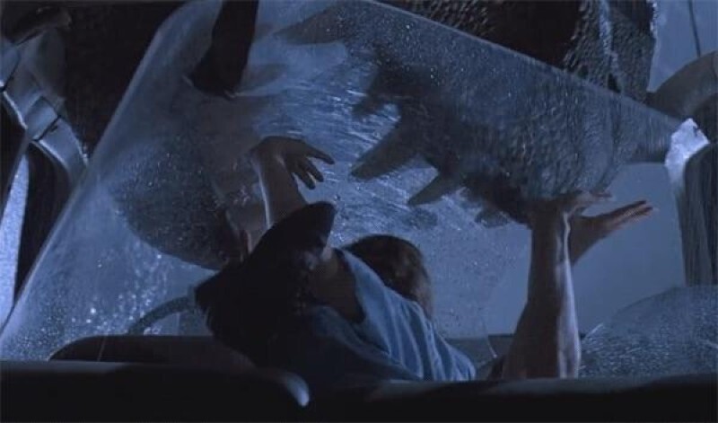 В сцене, где динозавр атакует машину, стекло не должно было разбиться. Поэтому крики детей-актёров - правдивые