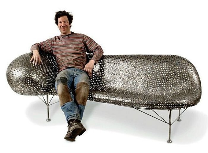 1. Автор Джонни Свинг сидит на своем диванчике, сделанном из серебряных монет
