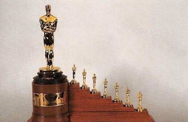 9. Когда фильм "Белоснежка и семь гномов" выиграл премию Оскар, Уолту Диснею выдали одну обычную статуэтку и семь поменьше