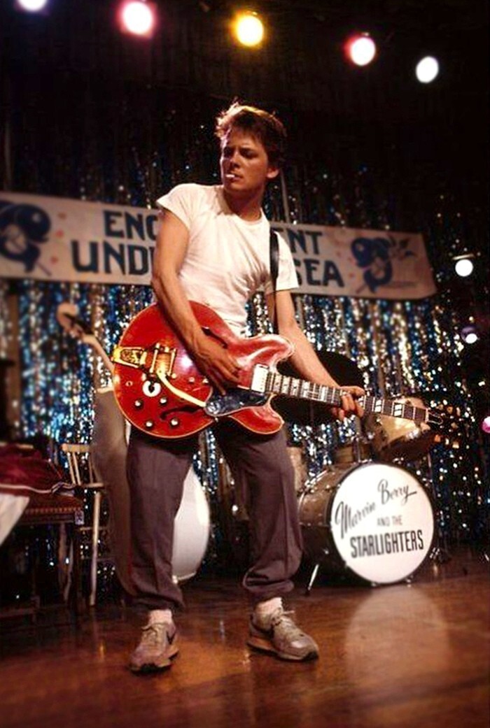12. Майкл Дж. Фокс репетирует песню "Johnny B. Goode" на съемках фильма "Назад в будущее" (1985)