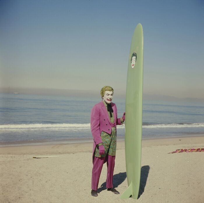 30. Сезар Ромеро перед съемками сцены серфинга с Адамом Уэстом в "Бэтмене" (1967)