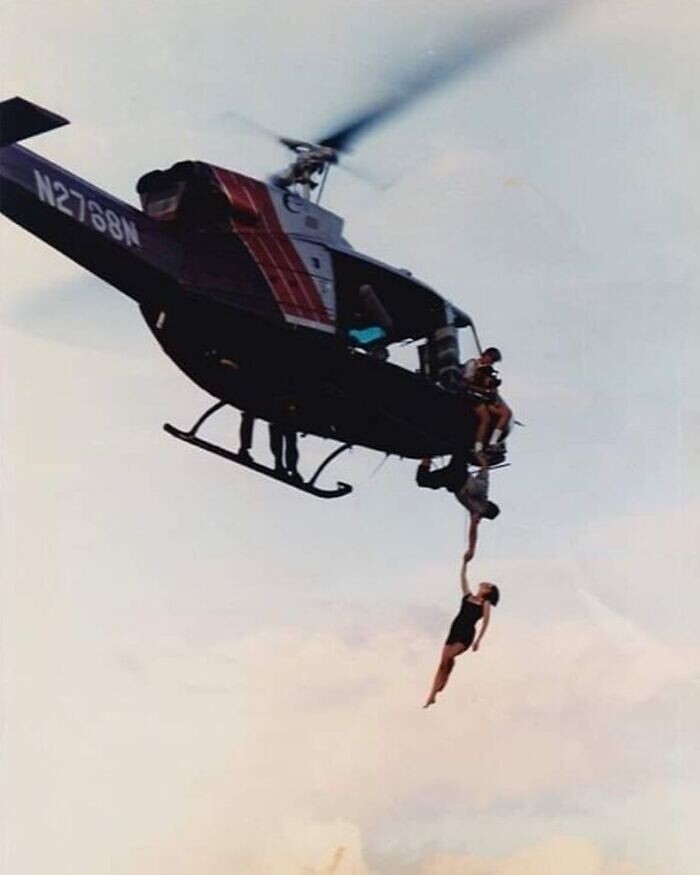 38. Джейми Ли Кертис с дублером Арнольда Шварценеггера и Джеймсом Кэмероном снимают трюк с вертолетом для "Правдивой лжи" (19 ноября 1993 года)