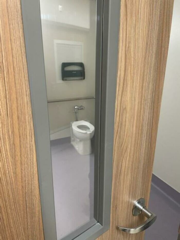 9. "Новый туалет у нас на работе"