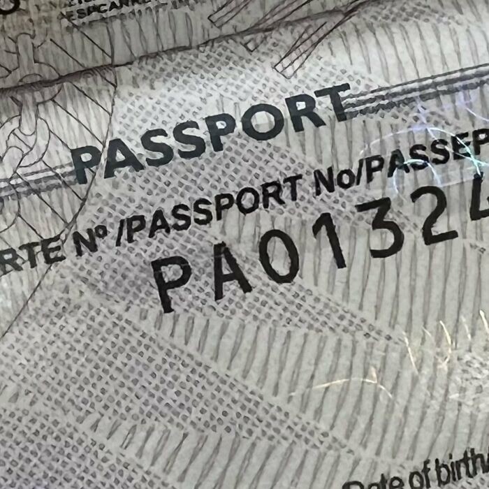1. В целой партии испанских паспортов «PAO» написали как «PA0», и из-за этого люди не могут сесть на самолет