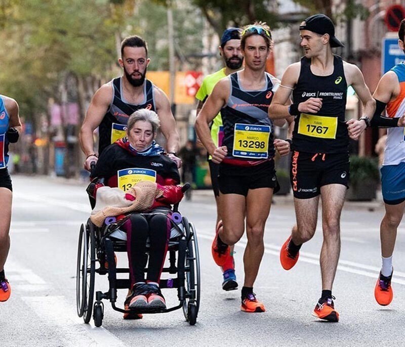 Самый быстрый марафонец, толкающий инвалидную коляску