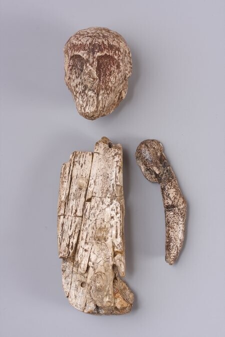 Самая старая известная марионетка, обнаружена в Чехии. Её возраст 24000 год до нашей эры