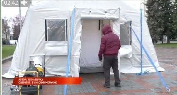 На фото Киев, Крещатик, начинают открывать пункты обогрева, которые будут называться не пункты обогрева, а пункты "незламності" (несгибаемости)
