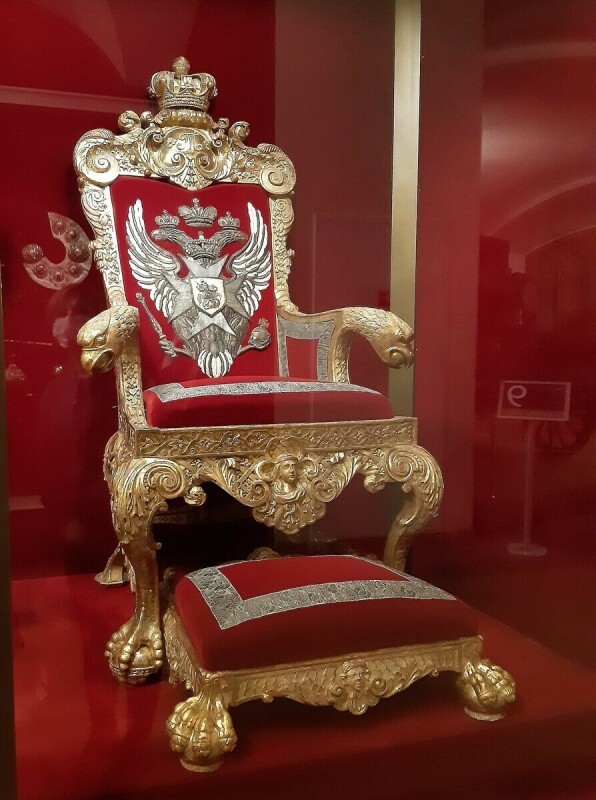 Самые красивые троны русских царей