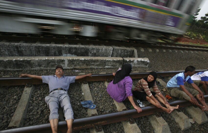 Крестьяне в Индонезии верят, что лежание на железнодорожных путях излечит их от многих болезней