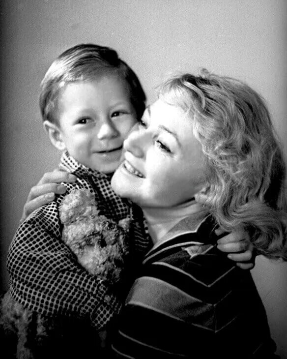 Людмила Касаткина с сыном Алексеем, 1960-е годы