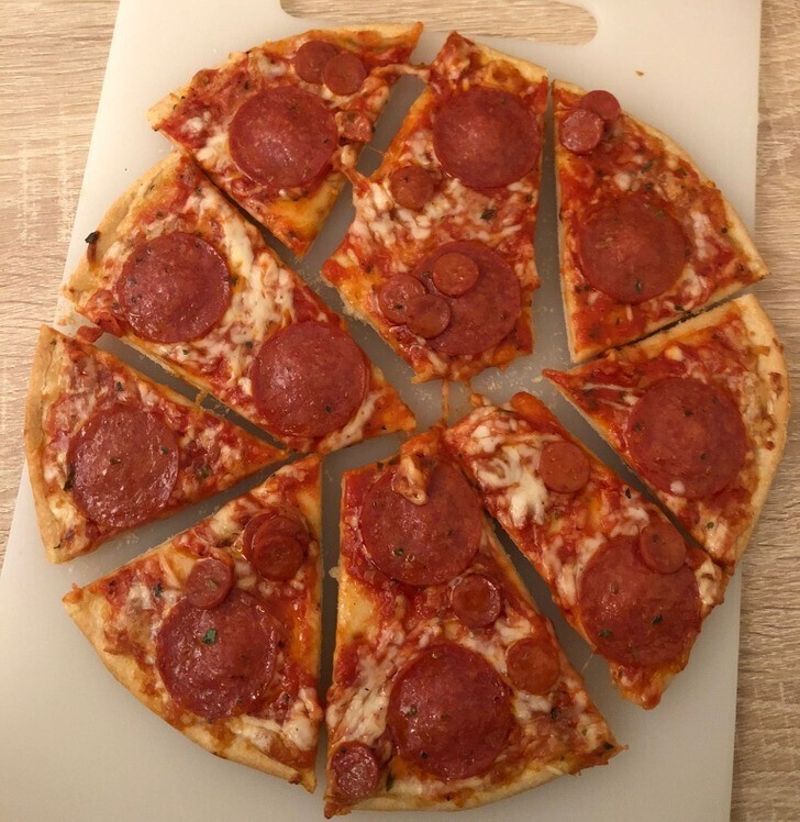 28. «Вот так моя девушка режет пиццу»