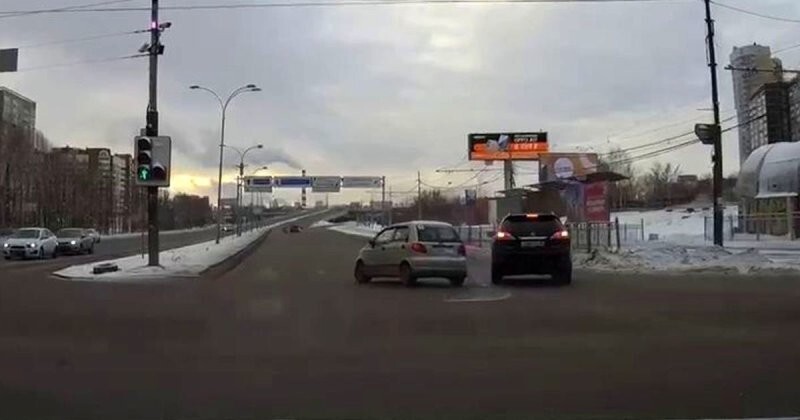 Права получены, ездить не научены: глупое ДТП из Екатеринбурга